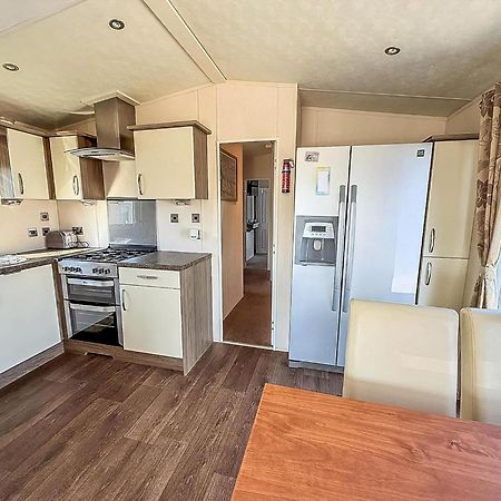 Beautiful Caravan With Decking Wifi At St Osyth Beach Holiday Park Ref 28077Dw Clacton-on-Sea Exteriér fotografie