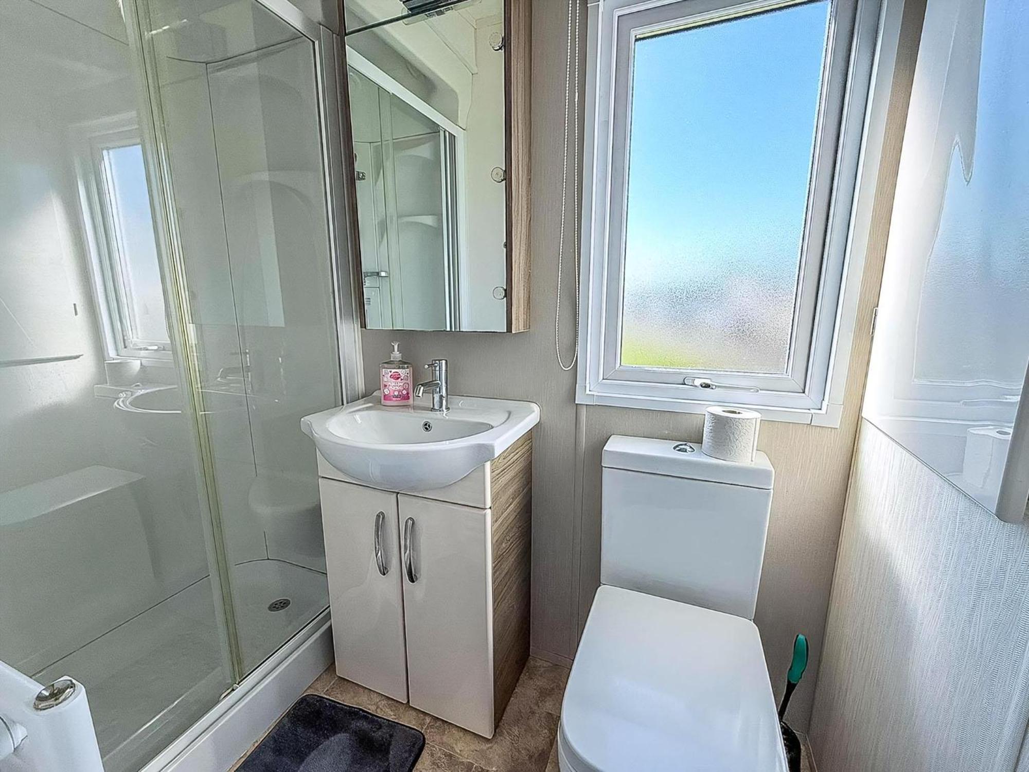 Beautiful Caravan With Decking Wifi At St Osyth Beach Holiday Park Ref 28077Dw Clacton-on-Sea Exteriér fotografie