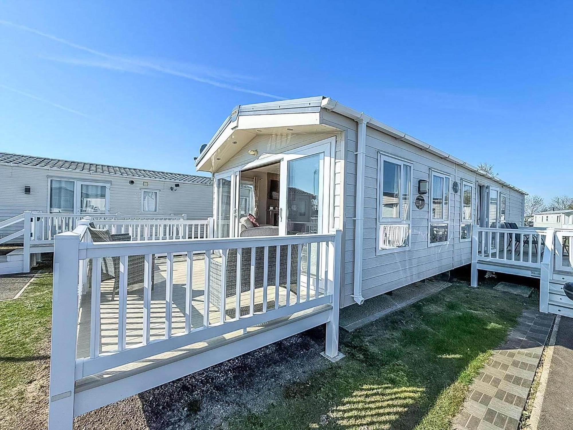 Beautiful Caravan With Decking Wifi At St Osyth Beach Holiday Park Ref 28077Dw Clacton-on-Sea Exteriér fotografie